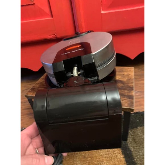 Toastmaster Flip Over Low-Profile Rotating Waffle Maker Non Stick Hotel Silver - Picture 4 of 6